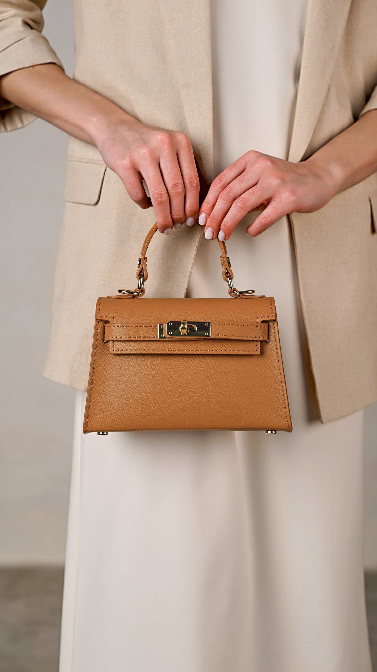 Geantă LINA mini camel - detaliu material piele