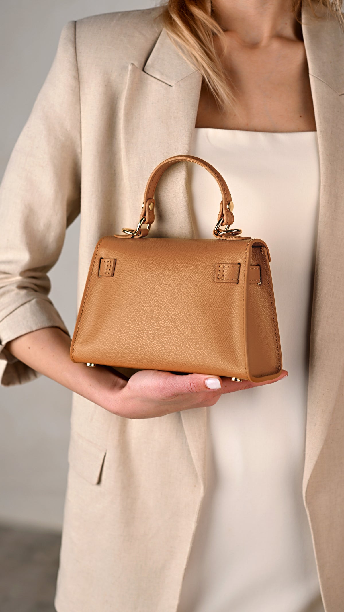 Geantă LINA mini camel - purtată pe umăr