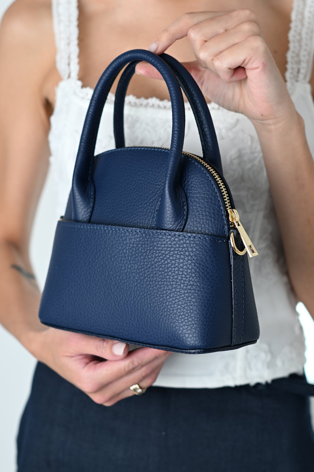 Geantă EMMA mini bleumarin - detaliu material piele