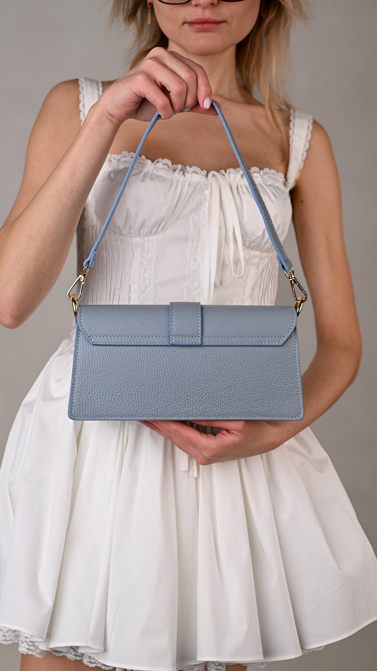 Geantă ALEXIA baby blue - detaliu material piele