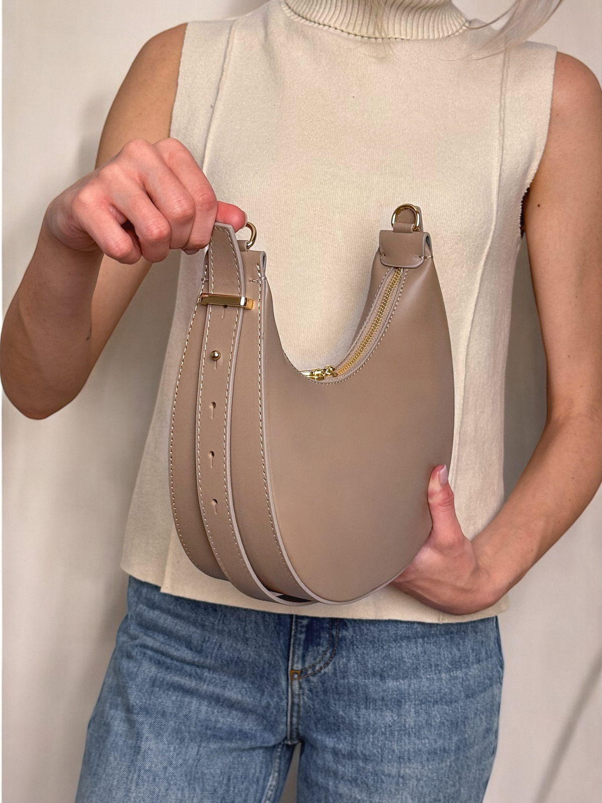 Geantă MOLLY taupe - detaliu material piele