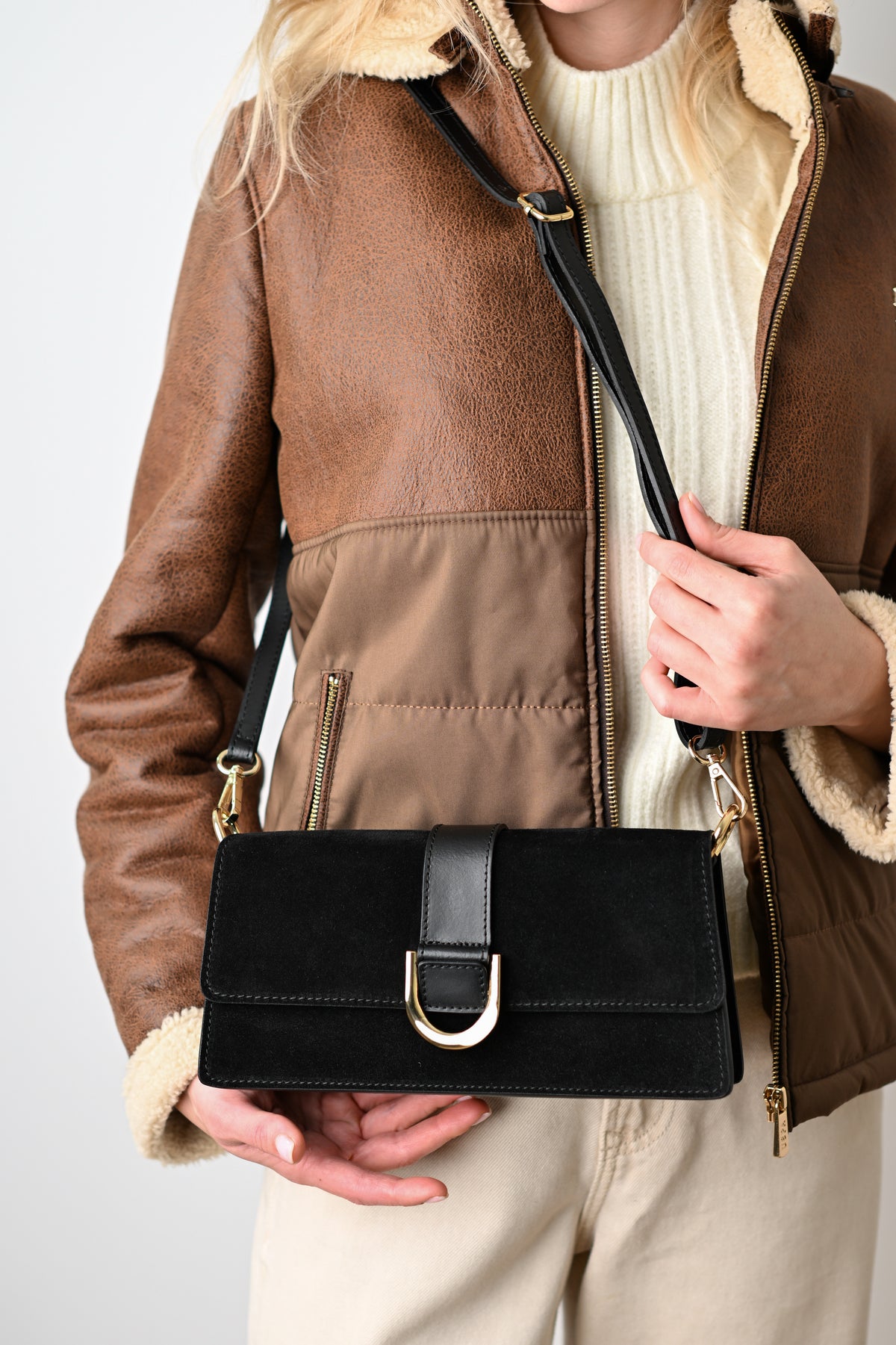 Geantă ALEXIA neagră - purtată pe umăr