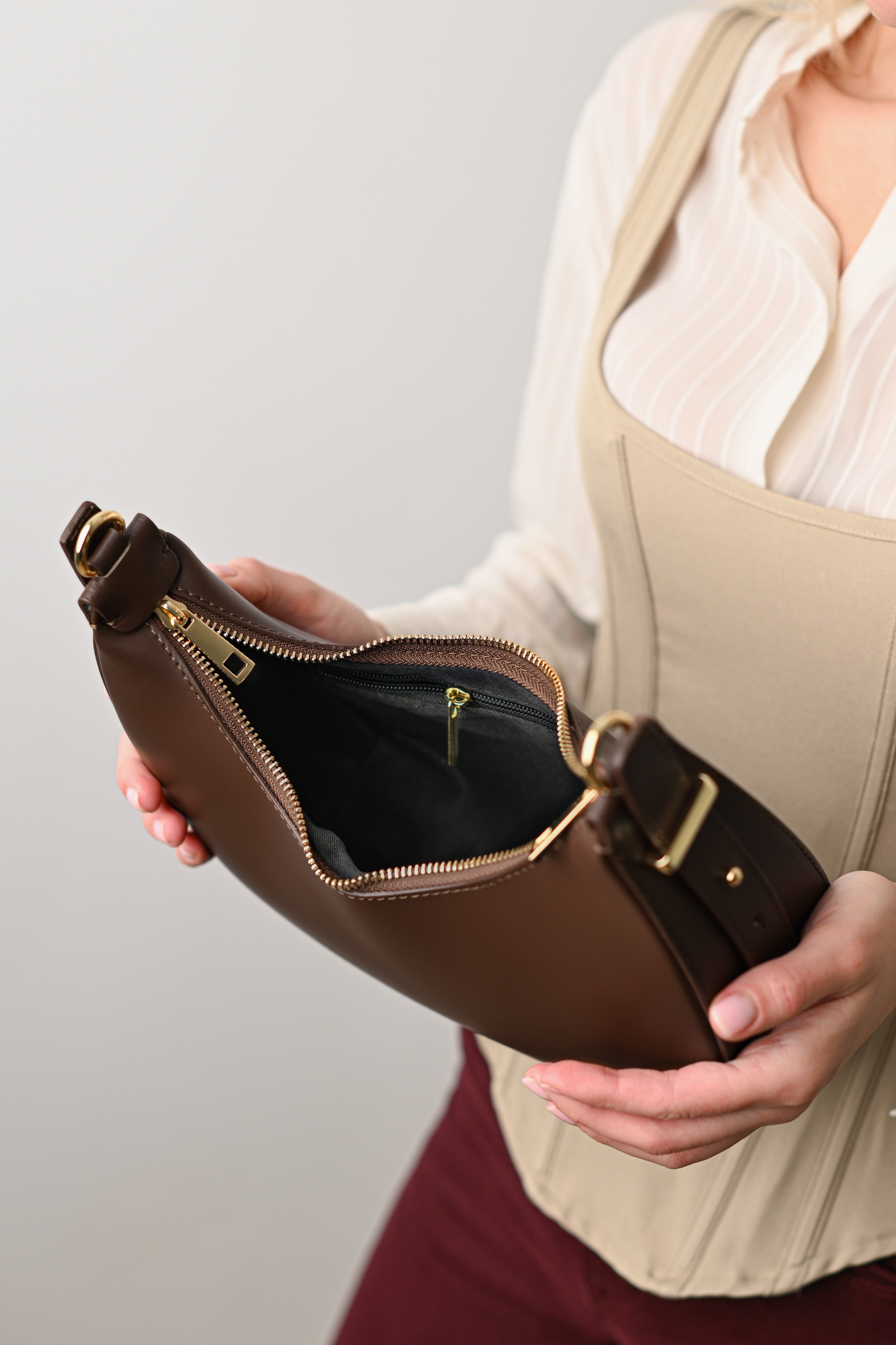 MOLLY DUNKLE SCHOKOLADE, ECHTES LEDER.