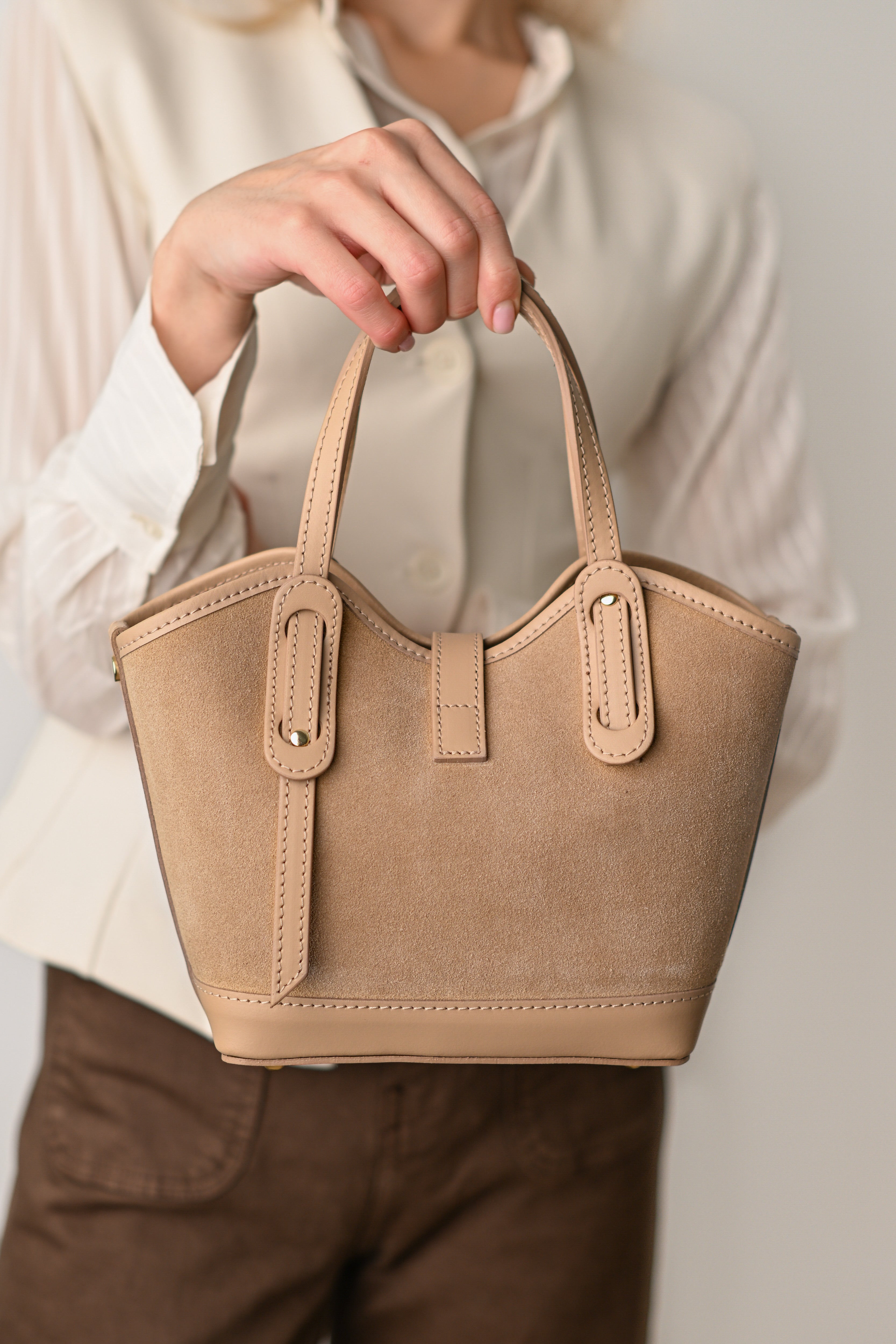 VANESSA MINI, BEJ DESCHIS, PIELE NATURALĂ VELUR ȘI NETEDĂ.