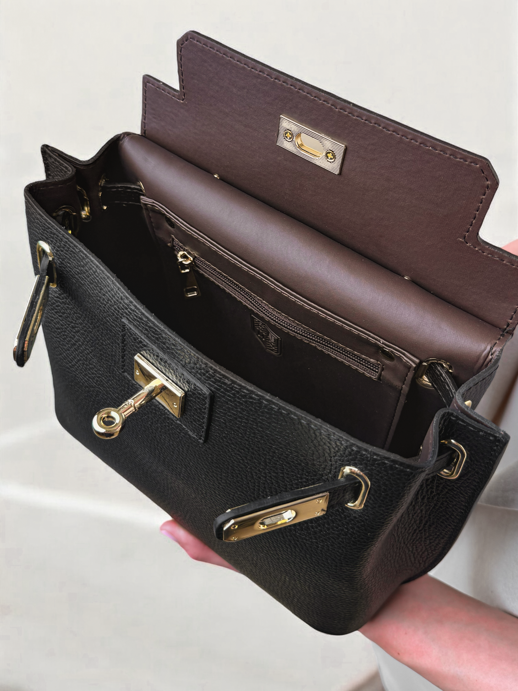 SCHWARZE MIA, ECHTES LEDER.