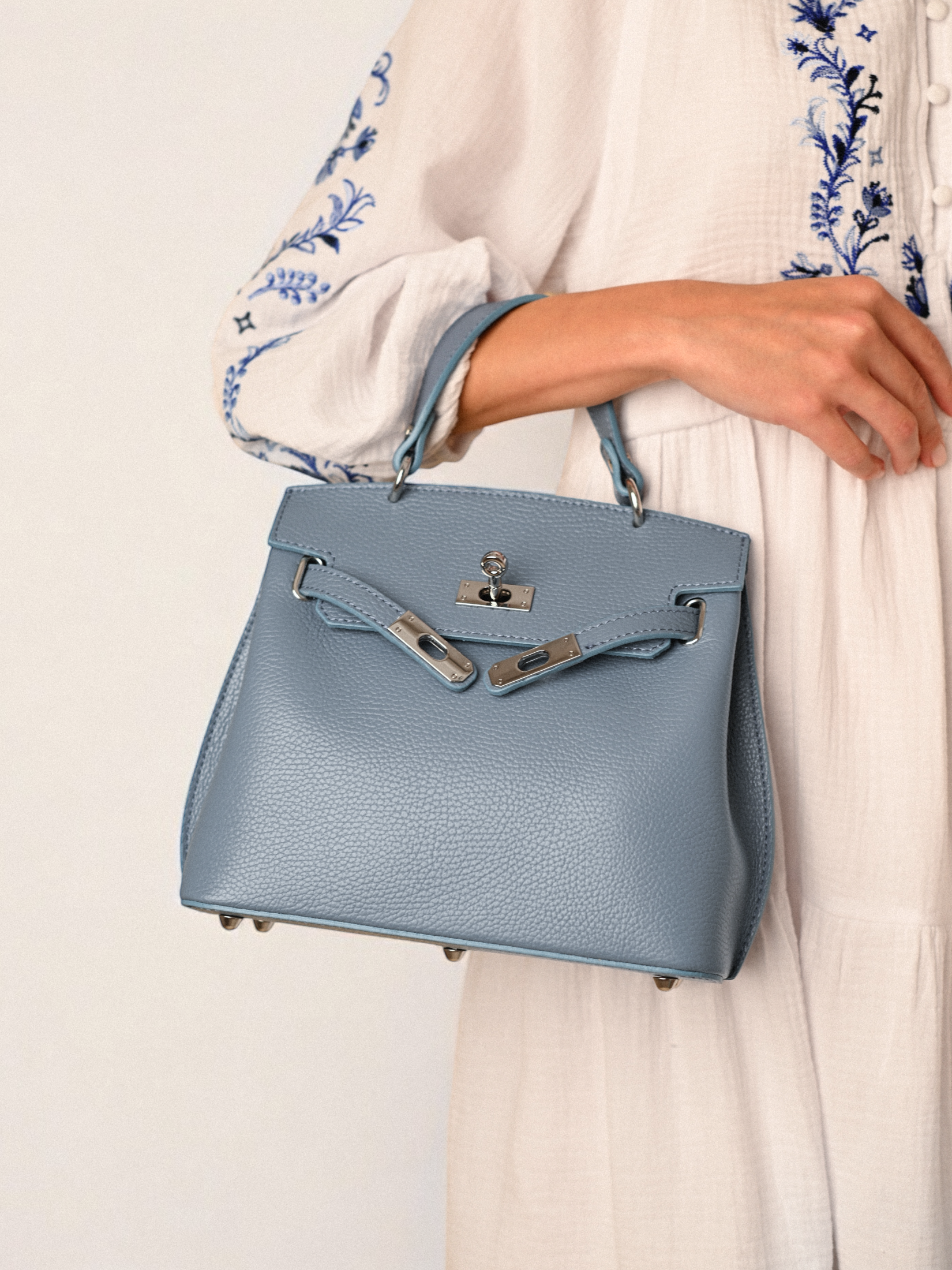 MIA BLEU AZUR, ACCESORII ARGINTII, PIELE NATURALĂ.