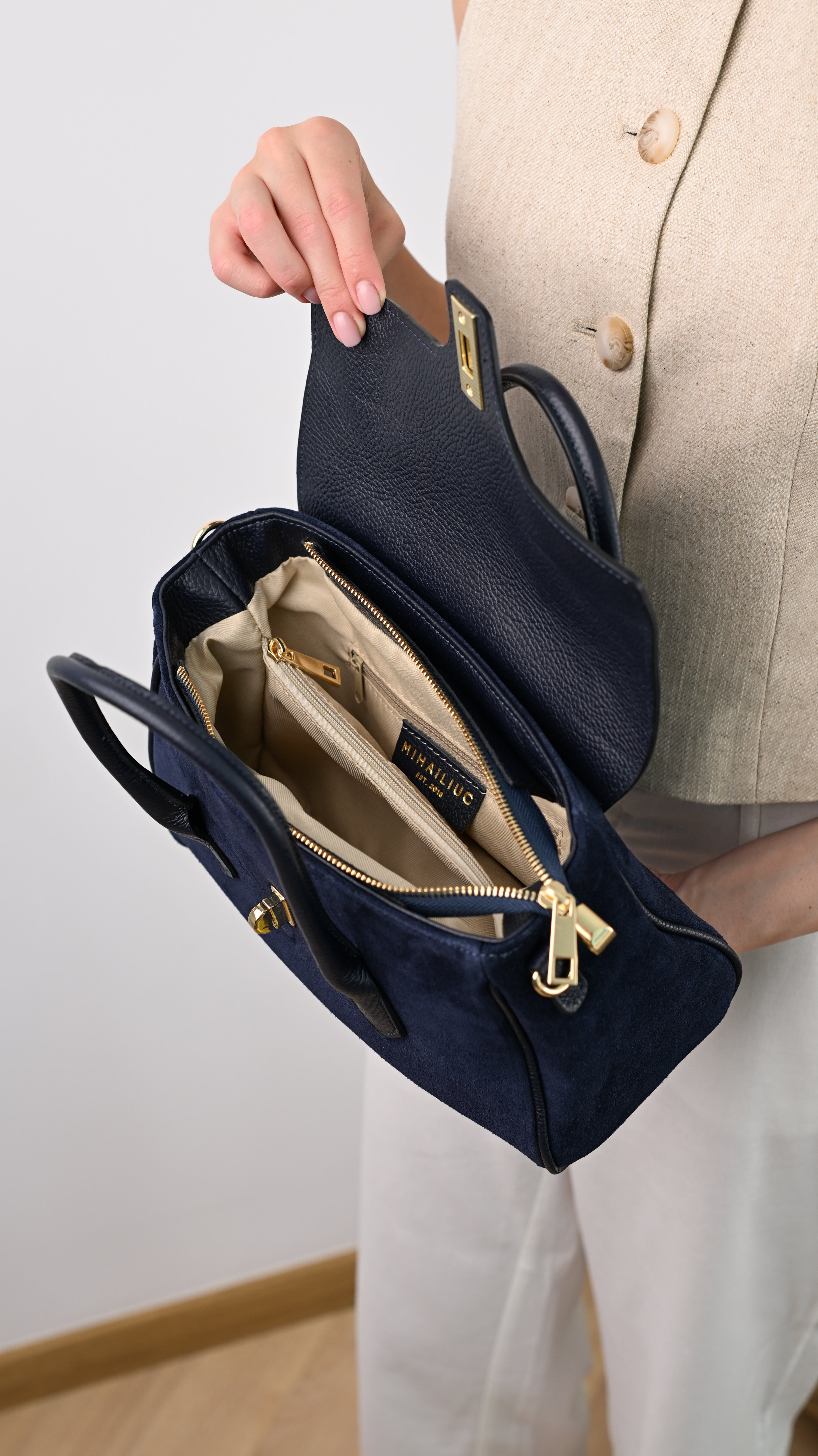 LORENA VELUR MIDNIGHT NAVY **ULTIMELE BUCĂȚI**